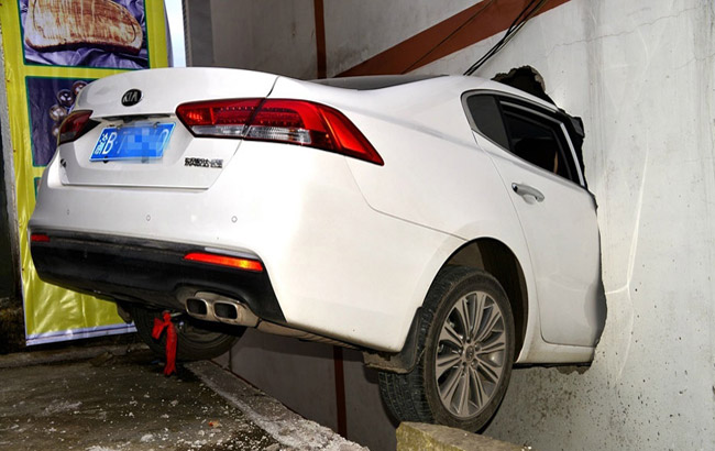 重慶男子不會開自動擋車輛 破墻駛入樓房二樓