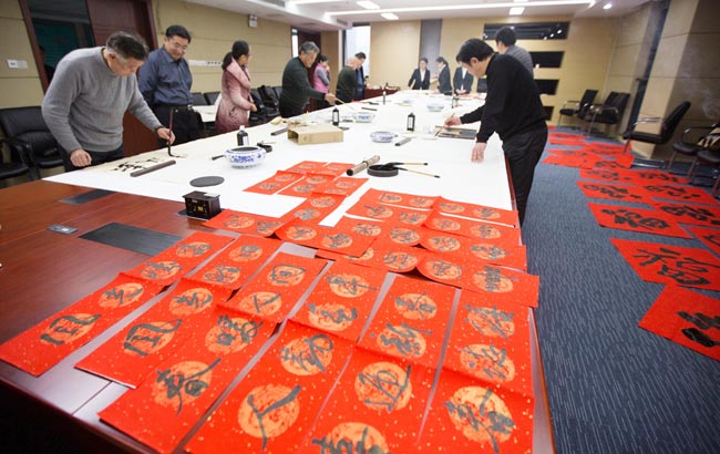 淮北：書法家揮毫潑墨送福迎新年