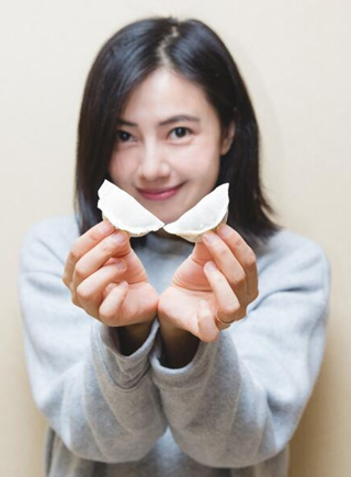 高圓圓舉餃子拍照 瞇眼賣萌活潑可愛