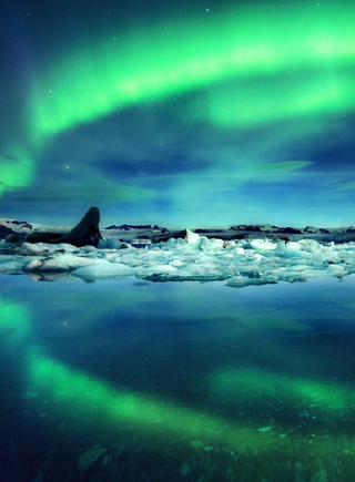 摄影师拍冰岛极光美景 水天相接如镜
