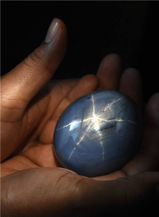 世界最大星光藍寶石叫價3億美元