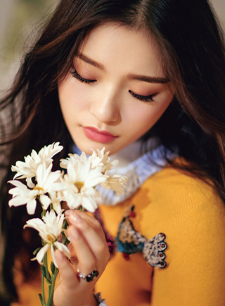 &ldquo;氧氣少女&rdquo;林允封面大片 清新文藝范兒十足