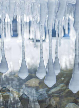 天山腳下倒挂冰淩似&ldquo;卷珠簾&rdquo;