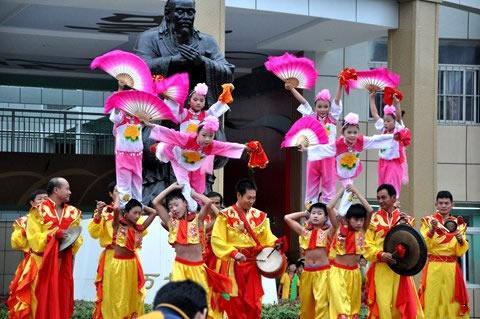 凤阳花鼓灯亮相民间曲艺大会