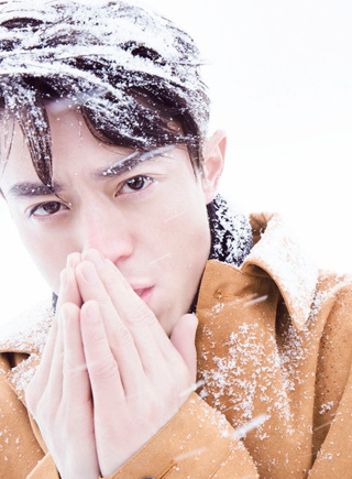 高云翔暗色系时尚大片曝光 蓄须魅惑显轻熟气