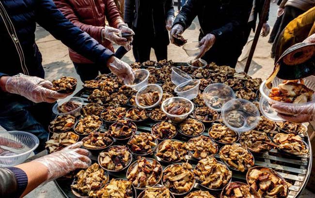 河南两千人同吃“一锅饭”拜祭舜帝 场面壮观