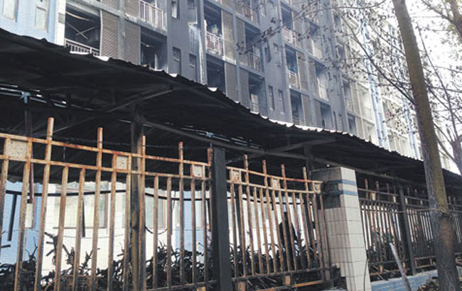 合肥一停车棚失火百余电动车被烧毁