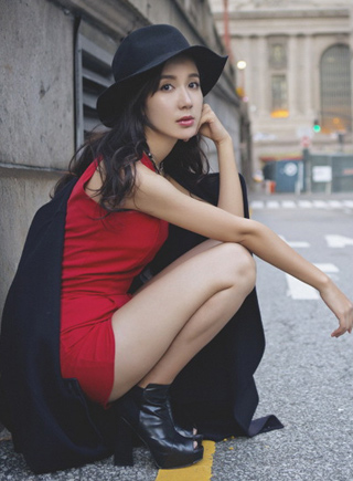 娄艺潇时尚写真红黑配 潇洒靓丽秀美腿