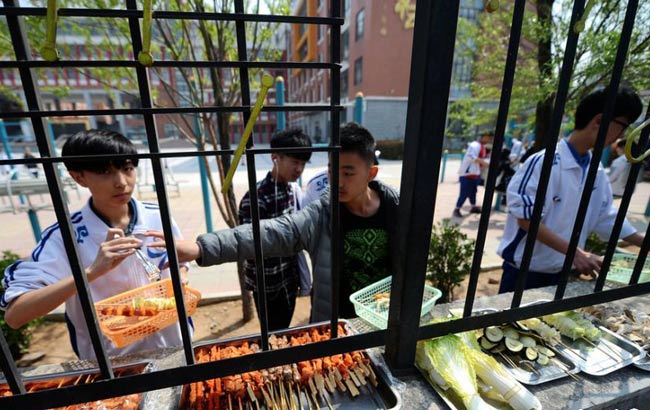 济南一艺校实行封闭管理 学生“跨栏”买饭