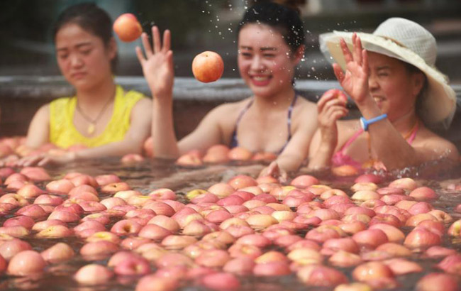洛阳一景区办奇葩“温泉水果浴” 苹果黄瓜连泡带吃