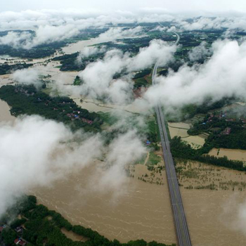 新華網航拍：安徽潛山持續遭遇特大暴雨襲擊 村民緊急轉移