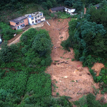 安徽岳西遭暴雨袭击 多处山体滑坡道路受阻