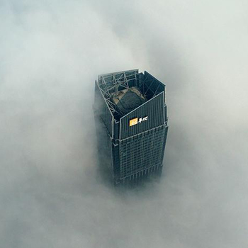 新华网航拍：空中俯瞰2017年首场大雾中的合肥地标