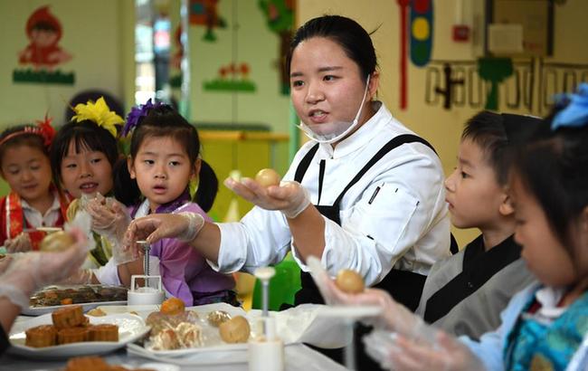 男子网上办信用卡 却被莫名转走2万元