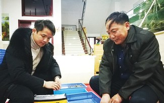 當涂90後小夥放棄高薪回家賣螃蟹