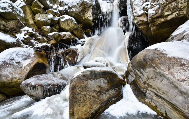 冰似晶簾山壁挂 飛流石澗作霜花