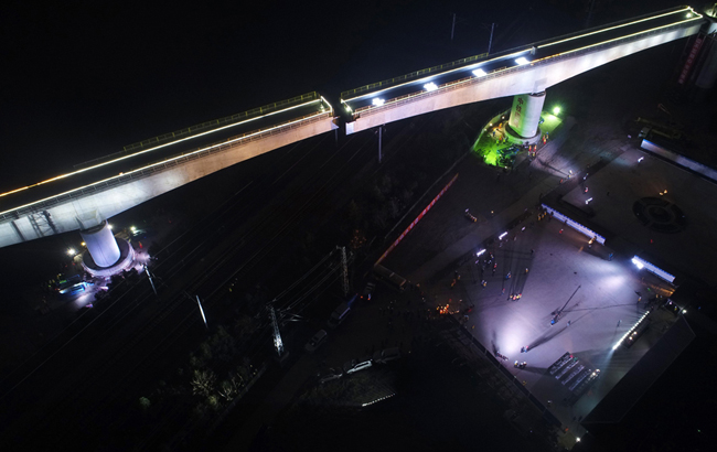 高鐵工地&ldquo;巨無霸&rdquo; 轉體合龍克難關