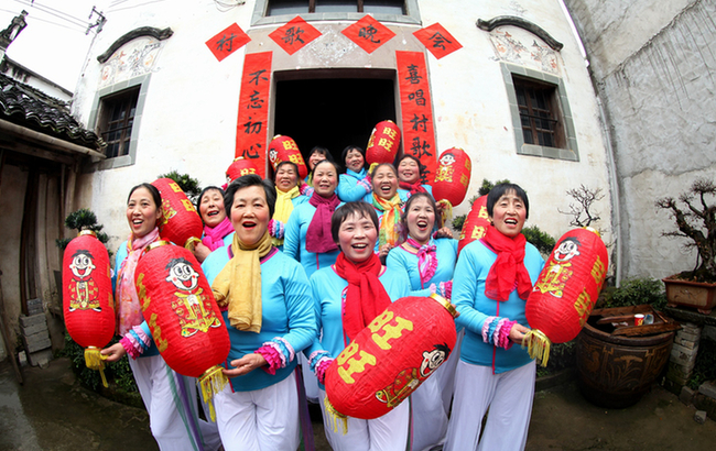 人逢盛世笑開顏，村歌村舞賀新年
