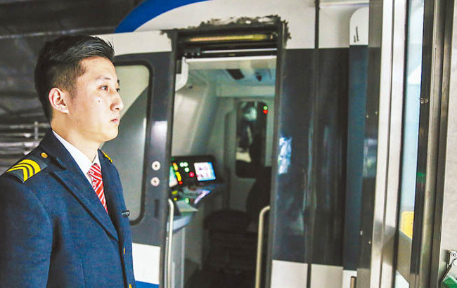 地鐵司機:日常工作雖略顯枯燥但會堅守崗位