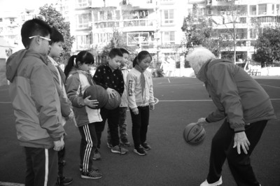 “篮球奶奶”82岁仍征战“我每天都打半小时”