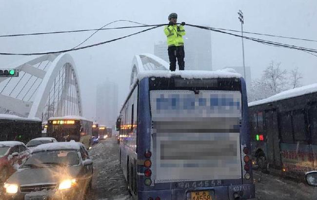 【暖新聞】大雪“壓”城 “托舉哥”刷屏朋友圈