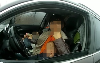 女司機帶兩小孩上高速 在應急車道停車喂奶