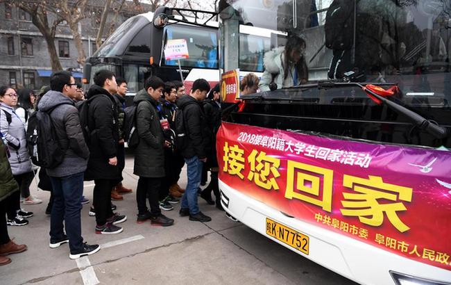 安徽:免費大巴接大學生回鄉過年