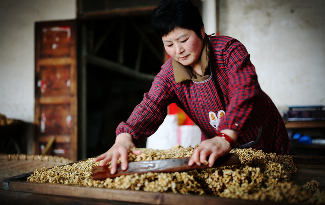春節近年味濃 農家忙做凍米糖