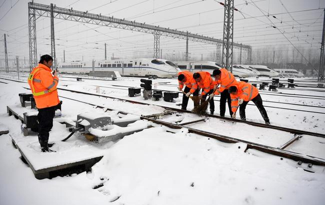 合肥:清掃鐵路積雪保安全