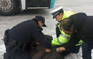 老人雪地裏昏倒 滁州民警醫生聯合救助
