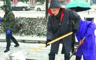 無數次的"彎腰"只為讓路面雪少一些