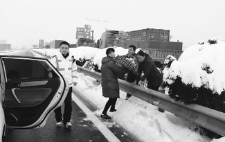 患病新生兒被困高速路 警民愛心接力送醫