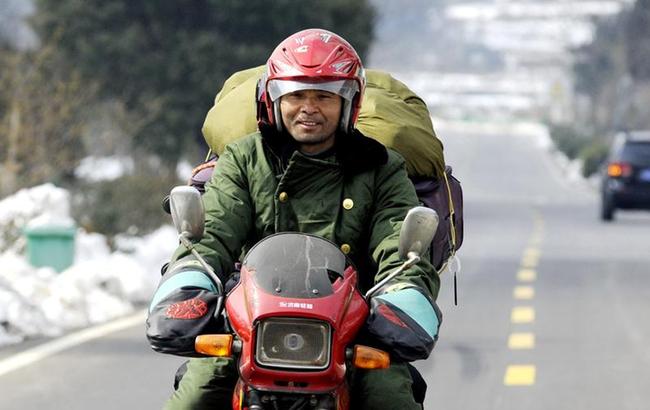 回家了,我們走在大路上