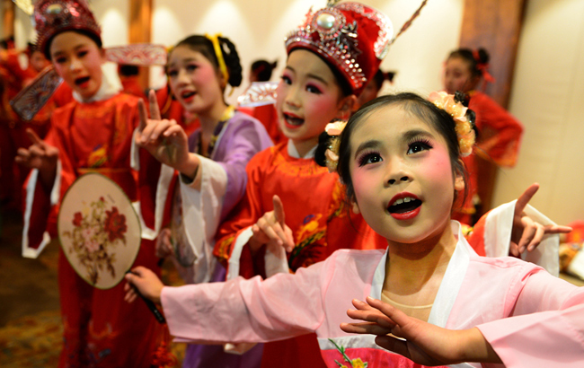 黃梅戲裏報春來 小小傳承展風採