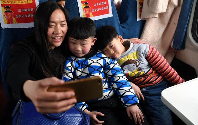 趕往異鄉團聚的“小候鳥”