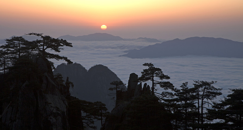 紅日磅薄憑雲襯，高山流雲化春來