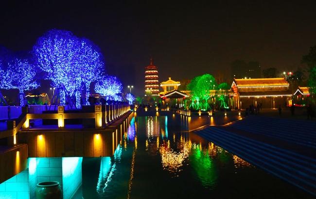 大紅燈籠高高挂 流光溢彩賀新春
