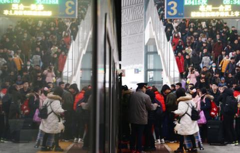 各地迎來春節返程客流高峰