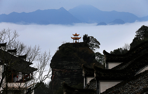 遙看白岳與雲齊,霧漫岩空萬壑低