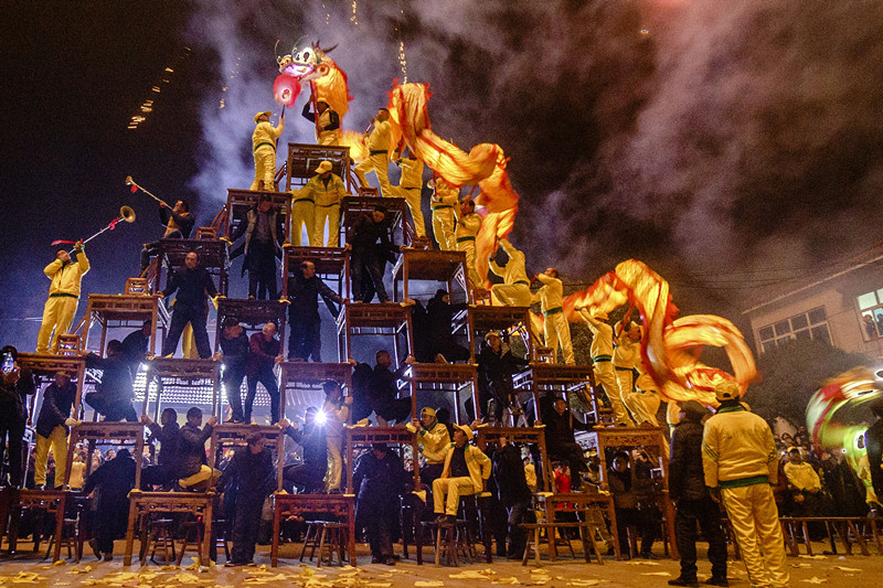 罕見!七層高臺舞龍燈 八仙過海鬧元宵