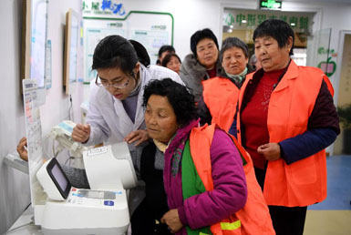 合肥:給環衛女工送健康