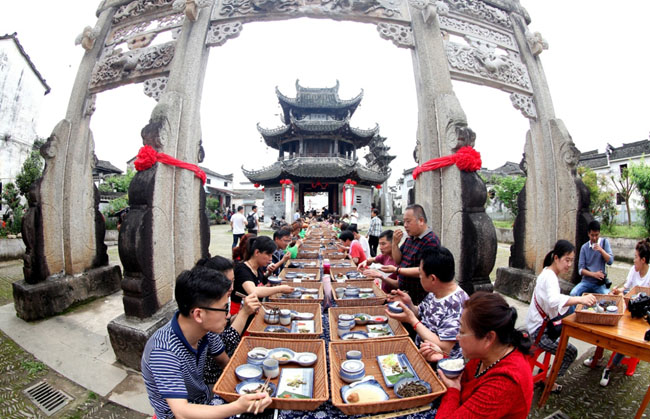 古鎮再現“長街宴” 上千遊客品徽菜