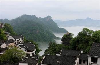 雲霧縹緲景如畫