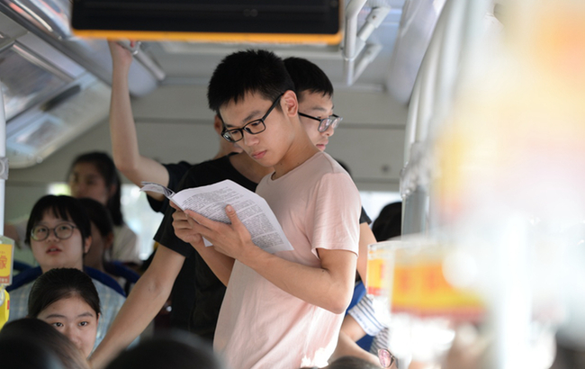 高考考生忘带身份证 民警火速办证明