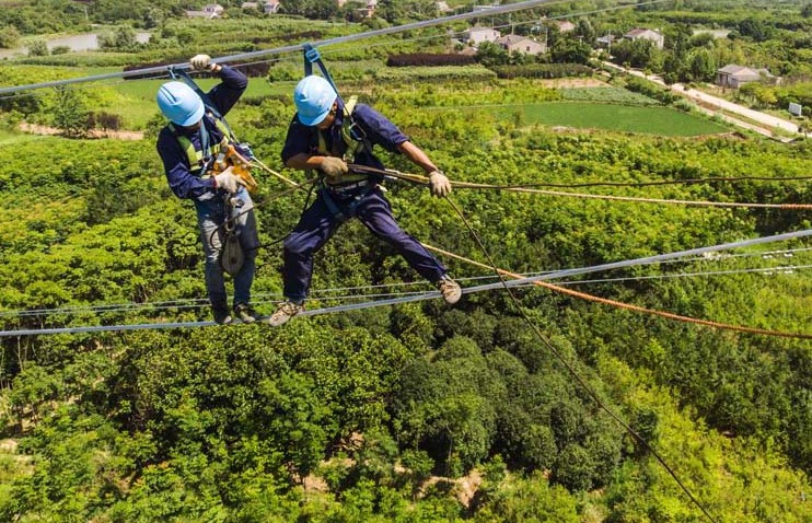 酷暑高空忙架線 迎峰度夏保供電