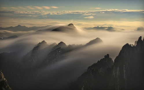 雨後晴嵐煙色濛 雲海翻騰萬韌峰