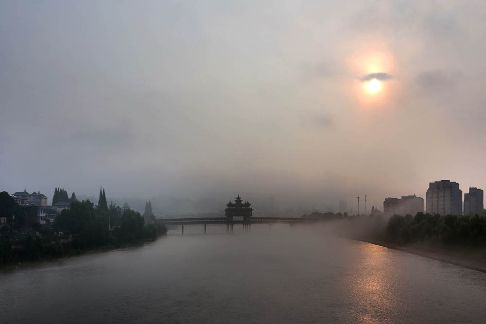 晨霧裊裊新安江 亦真亦幻似蜃樓