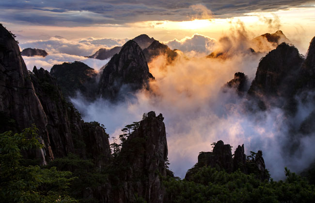 雲蒸霞蔚多奇景 黃山曉色品霞紅
