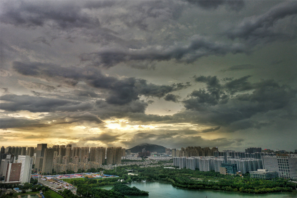 疾風驟雨晚來襲 八街九陌披彩衣
