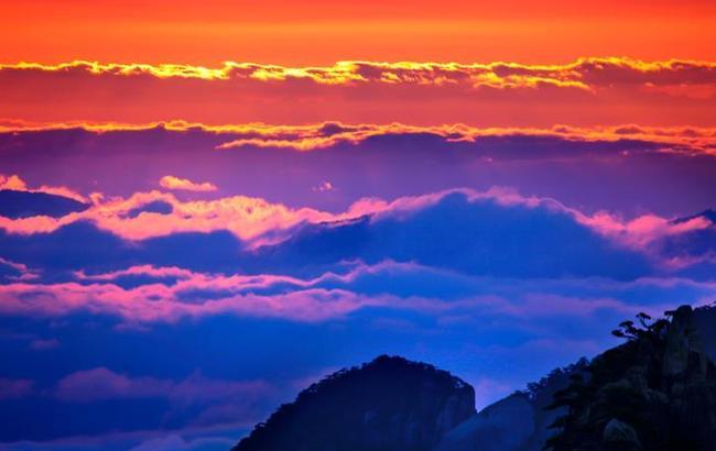 旭日東升山錦霞 層層雲海繞天涯